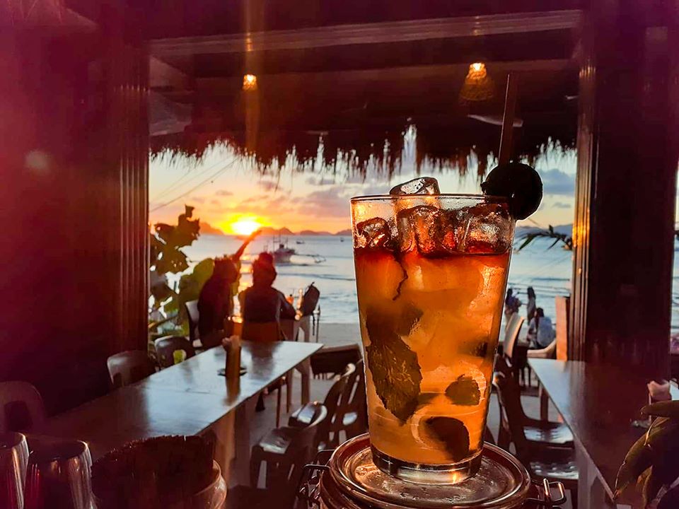 resorts moringa coco luxe luxury restaurant bar lion's el nido hotels food sunset coucher de soleil cocktail